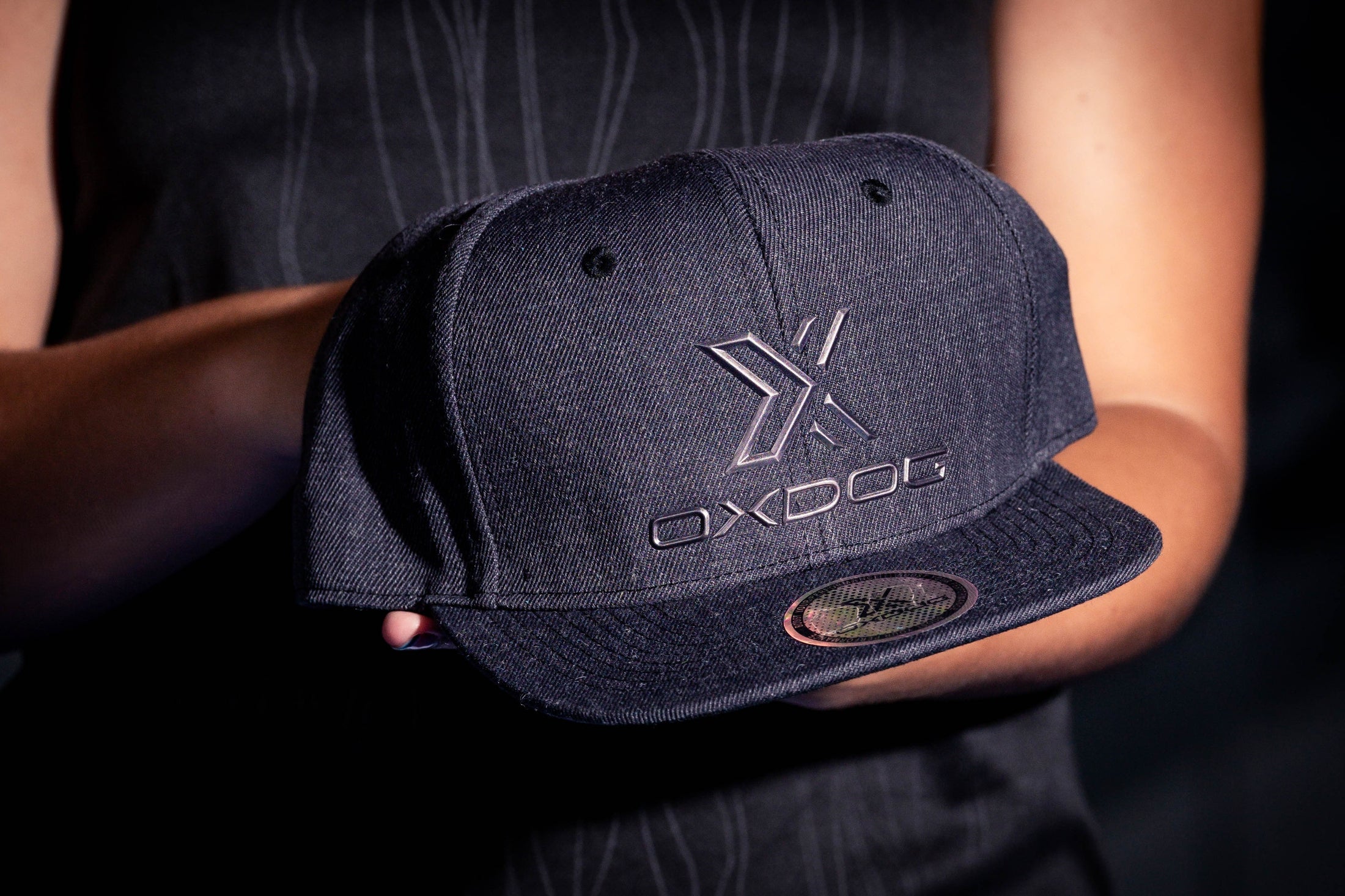 GORRA PLANA CON AJUSTE REGULABLE