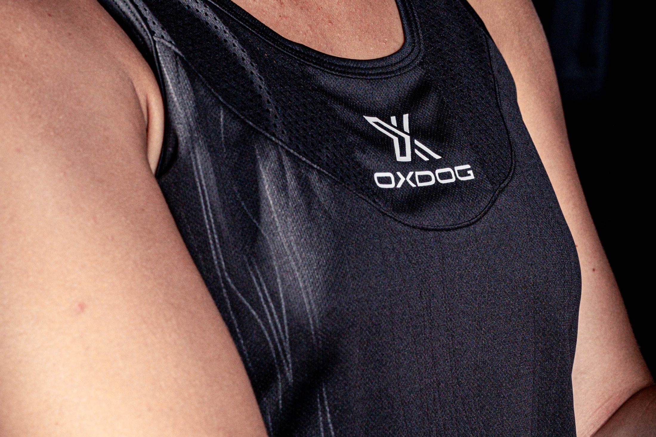 CON DETALLES DE TEJIDO TIPO MALLA