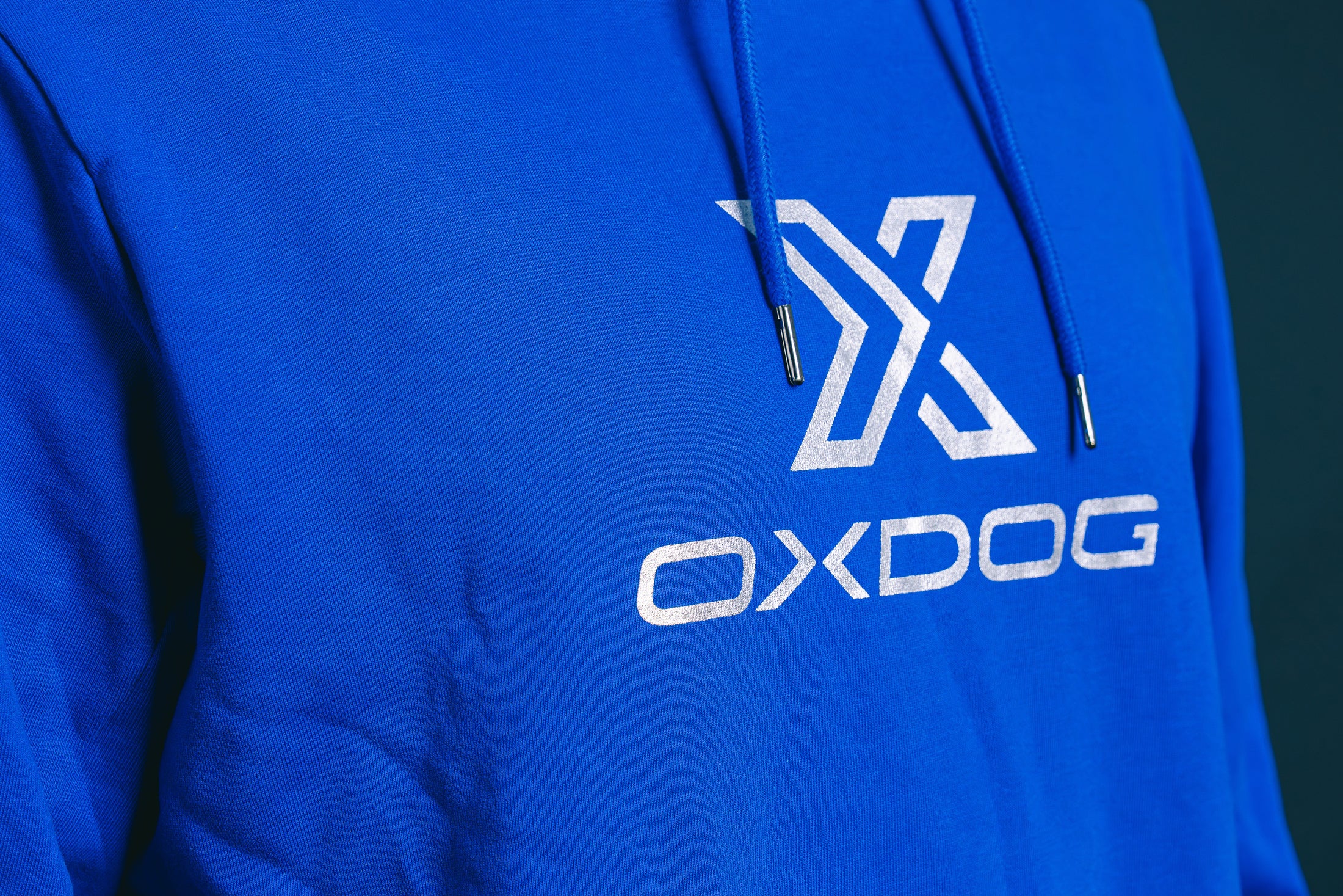 CON BOLSILLO CANGURO